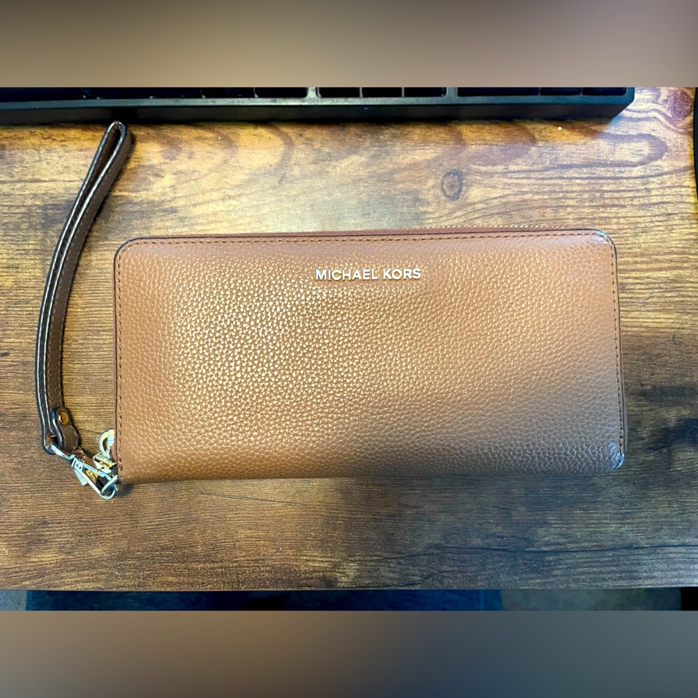 Michael Kors Jet Set Travel Wallet NWT